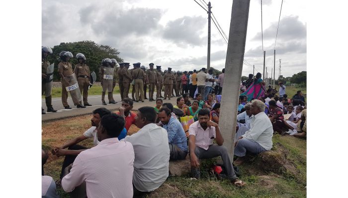 மன்னாரில் ஆர்ப்பாட்டம் ஒன்றை முன்னெடுத்த பெற்றோர் மீது பொலிசார் தாக்குதல்