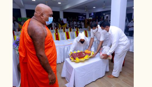 கொழும்பு 10 ஸ்ரீ வஜிராஷ்ரம பௌத்த மத்திய நிலையத்தில் பிரதமரின் 'கட்டின' திருவிழா இடம்பெற்றது