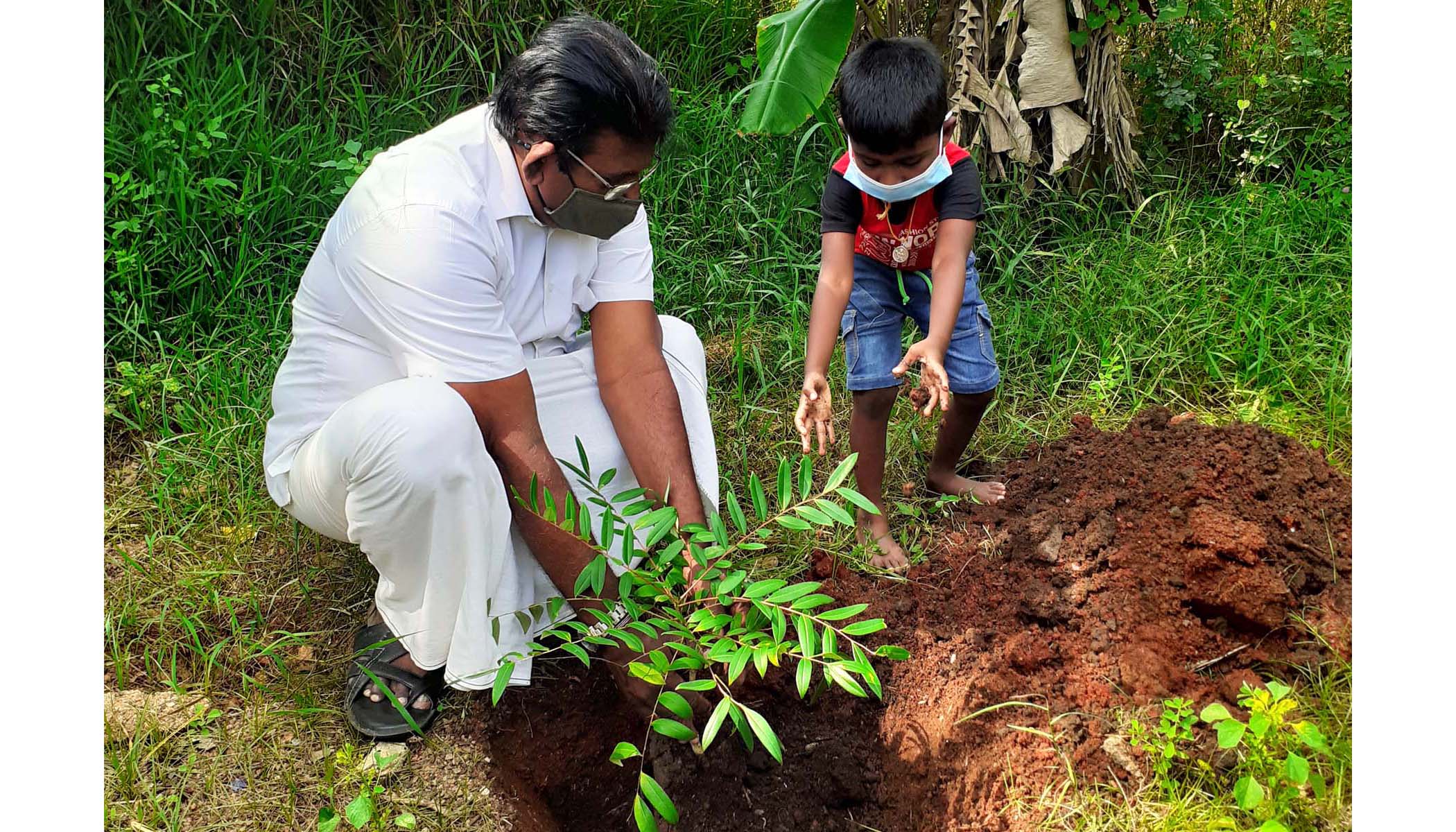 தமிழ்த்தேசியப் பசுமை இயக்கத்தால் வவுனியா தச்சன்  குளத்தில்  உலருணவு விநியோகமும் மரநடுகையும்