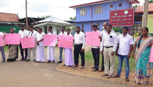 மக்களை கொன்று அரசியல் செய்யாதே - மன்னார் மாந்தை மேற்கு பிரதேச சபை உறுப்பினர்கள் அரசுக்கு எதிராக கருப்பு பட்டி அணிந்து போராட்டம்.