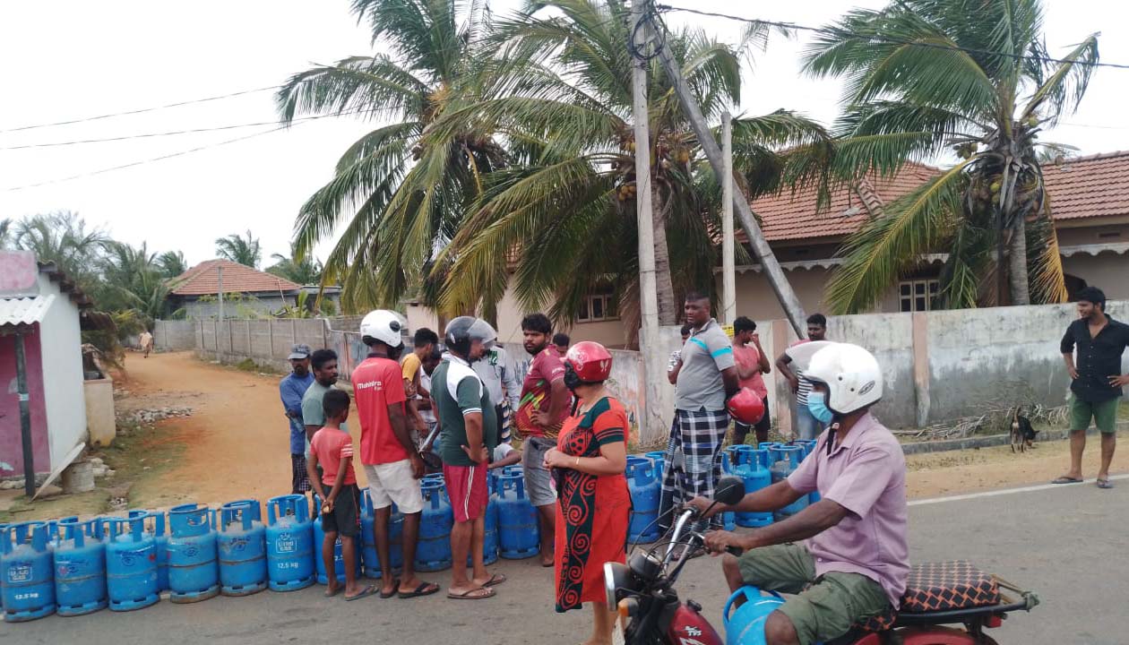 வங்காலை கிராம மக்கள் சமையல் எரிவாயு கோரி வீதியை மறித்து போராட்டம்