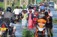 மழை காரணமாக நீரில் மிதக்கிறது இலங்கையின் அம்பாறை மாவட்டம்