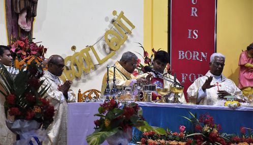 மன்னாரில் பலத்த பாதுகாப்புக்கு மத்தியில் ஆயர் தலைமையில் இடம்பெற்ற புத்தாண்டு நள்ளிரவு திருப்பலி -பல்லாயிரக்கணக்கான மக்கள் பங்கேற்பு