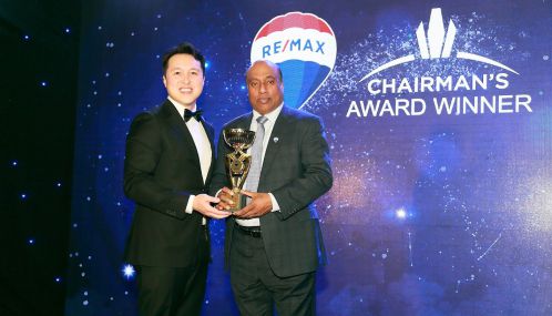 கனடாவில் Re/Max Excel Realty Ltd.  நிறுவனம் நடத்திய வருடாந்த விற்பனை விருதுகள்  விழாவில்  CHAIRMAN'S AWARD 2022 விருது பெற்ற நண்பர் ராஜ் நடராஜா