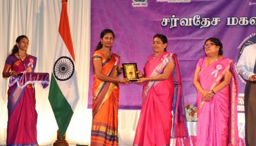 மன்னார் மாவட்டத்தைச் சேர்ந்த இம்ரான் உமா சிறந்த பெண் முயற்சியாளருக்கான விருது வழங்கி கௌரவிப்பு