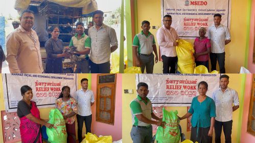 மன்னாரில் பயனாளிகளுக்கு உலர் உணவு  மற்றும் சுய தொழில் நடவடிக்கைகளுக்காக கோழிகள் வழங்கப்பட்டன