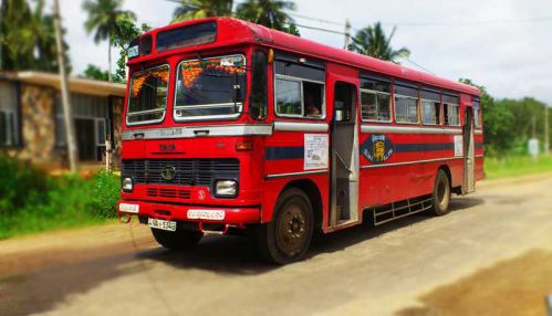வட மாகாணத்தில் கைத்தொலைபேசியை பார்த்துக் கொண்டு பேரூந்து ஓட்டும் சாரதி