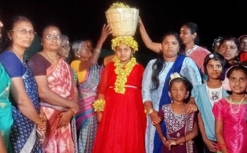 வேடசந்தூர் அருகே பாரம்பரியத் திருவிழா:  சிறுமியை 'நிலாப்பெண்’ணாக தேர்வு செய்து வழிபாடு