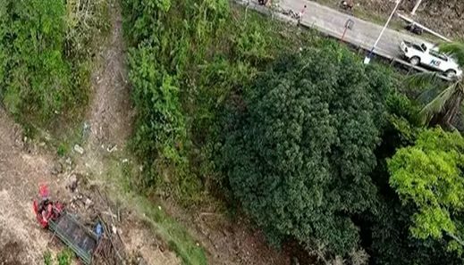 பிலிப்பைன்ஸ்: சாலையோர பள்ளத்தில் லோரி கவிழ்ந்து 15 பேர் பலி