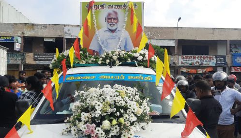 வவுனியா பழைய பேரூந்து நிலையத்தில் வைத்து சாந்தனின் புகழுடல் தாங்கிய ஊர்தியின் சாரதியை கைது செய்ய முயற்சி