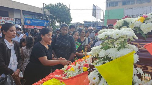 தமிழ்நாட்டில் மரணத்தைத் தழுவிய  போராளி சாந்தன் அவர்களின் பூதவுடல் தற்போது வவுனியாவிலிருந்து யாழ்ப்பாணம் நோக்கி திறந்த வாகனமொன்றி உடுப்பிட்டி நோக்கி எடுத்துச் செல்லப்படுகின்றது