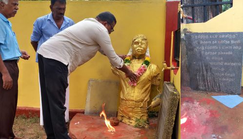 இராணுவத்தினால் அழிக்கப்பட்ட தியாகி பொன் சிவகுமாரனின் சிலையில் அஞ்சலி
