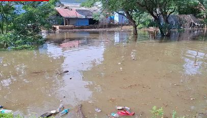 காவேரி ஆற்றின் வெள்ளம் வீடுகளை சூழ்ந்தது