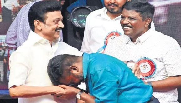 திமுக ஆட்சியில் பங்கும் அதிகாரமும் கேட்ட திருமாவளவன் ஸ்டாலின் சென்னை திரும்பியதும் திடீர் பல்டியடித்து திமுகவுடன் கூட்டணி தொடரும் என்றார்