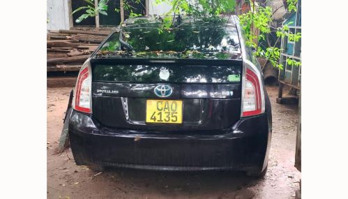 போலி இலக்க தகட்டுன் காணப்பட்ட சொகுசு கார் ஒன்று தெல்லிப்பழை  பொலிசாரால் மீட்பு!