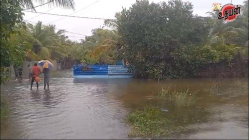 வடமராட்சி வடக்கு பருத்தித்துறை பிரதேச செயலகத்திற்கு உட்பட்ட கற்கோவளம் பகுதியிலும் பலர் வீடுகளுக்குள் மழை நீர் புகுந்ததுள்ளதுடன் கிராமமே வெள்ளக்காடாக காட்சியளிக்கிறது.