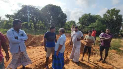 யாழ்ப்பாணம் - தென்மராட்சி  - கரம்பகம் பிரதேசத்திலுள்ள வீதியில் மண் அகழ்வை கண்டித்து மக்கள் போராட்டம்!