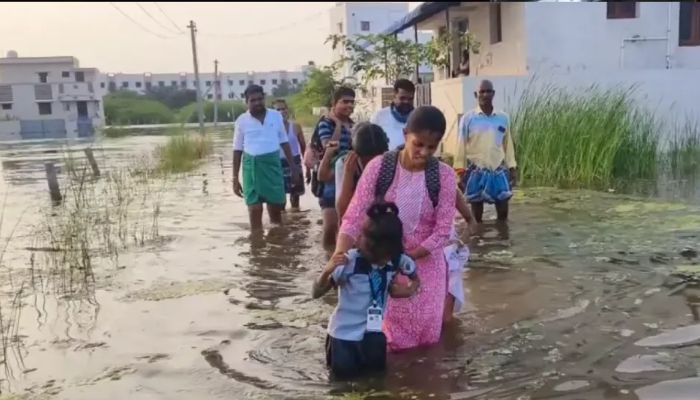 பரமக்குடியில் குடியிருப்புகளை சூழ்ந்தது வெள்ள நீர் – மக்கள் அவதி