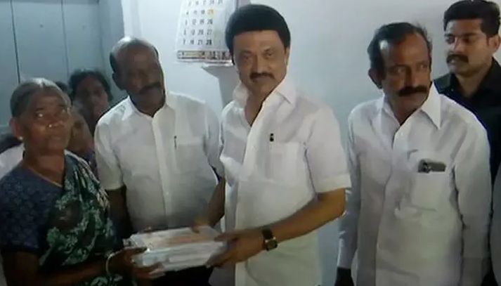 மக்களைத் தேடி மருத்துவம் திட்டம்:  பயனாளிக்கு மருந்துப் பெட்டகம் வழங்கினார் மு.க.ஸ்டாலின்