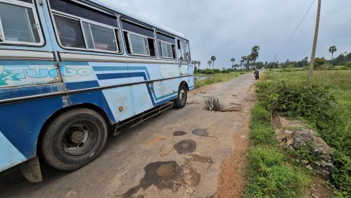 அராலி வீதியில் உள்ள மதகில் பாரிய குழி - கொங்கிரீட் தட்டில் கம்பிகள் இல்லாததால் மக்கள் அதிர்ச்சி!