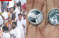 120 மாவட்டச் செயலாளர்களை நியமித்து வெள்ளி நாணயம் வழங்கிய விஜய்