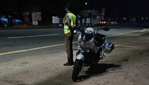 வீதியில் சென்ற இளைஞர்களுடன் அராஜகத்தில் ஈடுபட்ட மாங்குளம் பொலிஸார்!