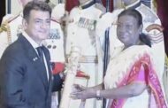 நடிகர் அஜித் பத்ம பூஷண் விருதை பெற்றுக் கொண்டார்