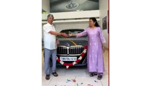 காதல் மனைவிக்கு கார் பரிசளித்த இயக்குநர் எஸ். ஏ. சந்திரசேகர்