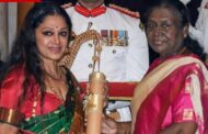 நடிகை ஷோபனாவுக்கு பத்ம பூஷன் விருது வழங்கிய குடியரசு தலைவர்