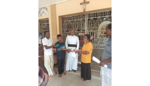 யாழ்ப்பாணத்தில் நகையை தொலைத்தவரைத் தேடி நகையைக் கையளித்த நகைக்கடை உரிமையாளர்!