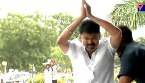 மதுரையில் விஜய்க்கு த.வெ.க. தொண்டர்கள் உற்சாக வரவேற்பு