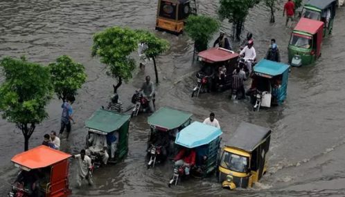 பாகிஸ்தானில் இடி-மின்னலுடன் கனமழை