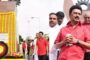 மதுரையில் விஜய்க்கு த.வெ.க. தொண்டர்கள் உற்சாக வரவேற்பு