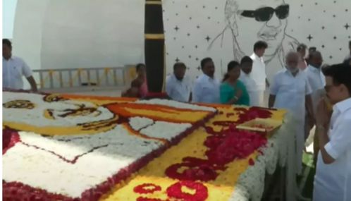 102-வது பிறந்தநாள்: கருணாநிதி நினைவிடத்தில் மு.க.ஸ்டாலின் மரியாதை