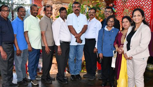 கனடாவில் இலங்கை 'வீரகேசரி'யின் பிரதம ஆசிரியர் ஶ்ரீகஜனின் பிறந்தநாளை முன்னிட்டு அவருக்கு வாழ்த்துக்களைத் தெரிவித்த கனடா தமிழ் எழுத்தாளர் இணையம் மற்றும்  தமிழ்க் கவிஞர்கள் கழக உறுப்பினர்கள்