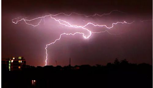 இங்கிலாந்தில் ஒரே இரவில் 30 ஆயிரம் முறை மின்னல் தாக்கியது
