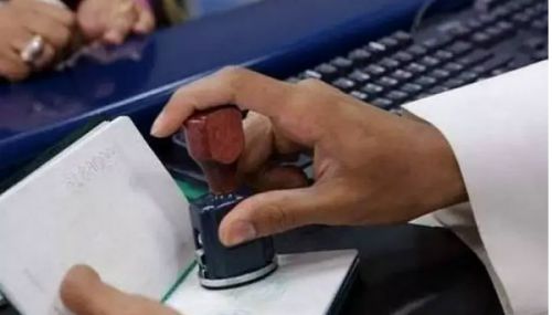 வெளிநாட்டு மாணவர்களுக்கு கடப்பிதழ் வழங்கும் பணிகளை நிபந்தனையுடன் மீண்டும் தொடங்கிய அமெரிக்கா