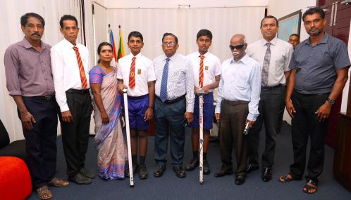 கண் பார்வை அற்றவர்களுக்குரிய மேம்படுத்திய வெள்ளைப் பிரம்பை கண்டுபிடித்த வவுனியா தமிழ் மத்திய மகாவித்தியாலய மாணவர்கள்