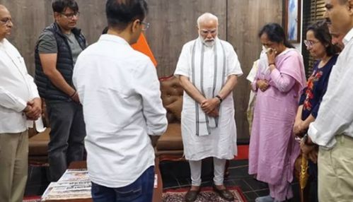 விஜய் ரூபானி குடும்பத்தினரை நேரில் சந்தித்து ஆறுதல் தெரிவித்த பிரதமர் மோடி