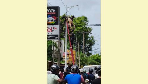 யாழ்ப்பாணத்தில் வீதி விளக்கு கம்பத்தில் திருத்தங்கள் செய்துகொண்டிருந்த மின்சார சபை ஊழியர் மின்சாரம் தாக்கி படுகாயம்!