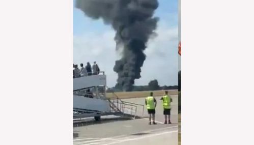 இங்கிலாந்தில் சிறிய ரக விமானம் தரையில் விழுந்து விபத்து