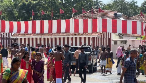 நல்லூர் கந்தன் ஆலய வளாகத்திற்குள் அத்துமீறி உள்நுழைந்த இராணுவ சிப்பாய்களினால் பரபரப்பு!