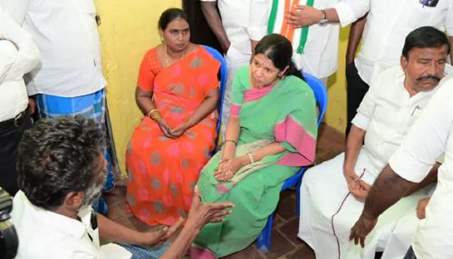 ஆணவக் கொலை: கவின் இல்லத்திற்குச் சென்று அவரது பெற்றோருக்கு எம்.பி. கனிமொழி ஆறுதல்