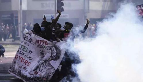 கென்யா போராட்டக்காரர்கள் மீது காவல்துறை துப்பாக்கி சூடு - 11 பேர் மரணம்