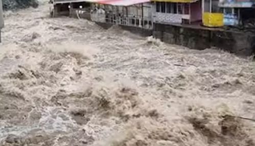 பாகிஸ்தானில் கனமழை: வெள்ளப்பெருக்கில் 124  பேர் உயிரிழப்பு