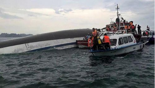 சுற்றுலா படகு கடலில் கவிழ்ந்து விபத்து - 34 பேர் உயிரிழப்பு