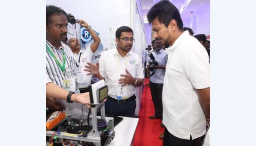 ஒரு மனிதனை யார் கைவிட்டாலும் ஆன்மீகம் கைவிடாது! என்ற உறுதியோடு உங்கள் “ராஜயோகம்” Dr. K. RAM.Ph.D (USA) தொடர்புக்கு: 0091-98401 60068, 99404 31377  மேஷம்:  ஏற்றமும், மாற்றமும் நிறைந்த வாரம். வீடு, மனை யோகம் உண்டு. வியாபாரத்தில் கவனம் தேவை. வீண் செலவுகள் தவிர்க்கவும். அலைபேசித் தகவல் ஆதாயம் தரும். ஆன்மீகப் பயணம் மேற்கொள்வீர்கள். காதலர்களுக்குள் மனக்கசப்பு ஏற்படும். வங்கி சேமிப்பு உயரும். இடமாற்றத்தால் இனிய தகவல் உண்டு. ஆரோக்கியம் சீராகும். அபார சம்பத்துக்கள் சேரும். இல்லத்தில் மகிழ்ச்சியும், அமைதியும் அதிகரிக்கும். நினைத்ததை சாதித்துக் காட்டுவீர்கள். அரசியல்வாதிகள் ஏற்றம் பெறுவார்கள். புதிய வாகனங்களால் முதலீடு உண்டாகும். ஒரு சிலருக்குக் கௌரவ பதவிகள் தேடி வரும். பங்குச்சந்தையில் லாபம் கிட்டும். திருமண பாக்கியம் கைகூடும். சுமூகமான சூழ்நிலை காணப்படும். கணவன், மனைவி உறவில் ஒற்றுமை பலப்படும். பெண்களுக்கு பதவி உயர்வு கிட்டும். பழைய சம்பள பாக்கிகள் வசூலாகும். பொருளாதாரம் உயரும். தொட்டது துலங்கும். செய்த்தொழில் வியாபாரம் சிறக்கும். திட்டமிட்ட காரியங்களில் ஒன்றிரண்டு நடந்தேறும். வெற்றிப் பாதையை அடி எடுத்து வைப்பீர்கள். தீர்த்த யாத்திரை உண்டு. வழக்குகள் சாதகமாகும். மாற்று யோசனை பலன் தரும். வேற்று மனிதரால் லாபம் உண்டு. புதிய எண்ணங்கள் நிறைவேறும். நிதி பற்றாக்குறை நீங்கும். இடமாற்றம் ஏற்படும். மேலதிகாரியின் பாராட்டு கிட்டும். வியாபாரம் சிறக்கும். பணப்பிரச்சனை தீரும். தனித்தன்மை வெளிப்படும். முயற்சிகள் பலன் தரும். தெய்வீக ஈடுபாடு குறையும். சுயநலம் கூடும். உருண்டு பிரண்டாலும் கிடைக்காத செல்வம் இன்று கிடைக்கும்.  வழிபட வேண்டிய தெய்வம்: பெருமாள் அதிர்ஷ்ட எண்: 8, 5, 4, 3 அதிர்ஷ்ட நிறம்: பால் வெண்மை அதிர்ஷ்ட எழுத்துக்கள்: P, X  ரிஷபம்:  நவகிரஹ அனுகிரஹம் கிடைக்கும் வாரம். அரும்பிய ஆசையும் விரும்பிய காதலும் நிறைவேறும். பூமியால் லாபம் அடைவீர்கள். பிள்ளைகளால் இருந்து வந்து துன்பம் விலகும். பதவி வாய்ப்பு தேடி வரும். பங்குத்தொழில் பெரிய முன்னேற்றத்தைத் தரும். கட்டிடத் தொழில் முன்னேற்றம் தரும். வருமானத்திற்கேற்ற செலவு ஏற்படும். பழைய பாக்கிகள் வசூலாகும். குதூகலமான நிலை காணப்படும். புத்திரர்களால் மேன்மையுண்டு. அடுத்தவர் தலையீட்டை தவிர்க்கவும். ஆடம்பர எண்ணம் அலைமோதும். மங்களச் செய்தியால் மனம் மகிழும். மருத்துவச் செலவுகள் ஏற்பட்டு மறையும். பொருளாதாரத்தில் உயர்வு ஏற்படும். ஆக்கப்பூர்வமான எண்ணம் மனதில் உதயமாகும். பணியாட்களின் ஆதரவு அதிக அளவு பெருகும். பாக்கியங்கள் அதிகரிக்கும். கோபத்தையும், வேகத்தையும் தவிர்த்து லாபத்தை சேர்க்கும். புதிய தொழில் வாய்ப்பு உருவாகும். நீண்ட நாட்களாக இருந்த பிரச்சனைகள் முடிவுக்கு வரும். பிரபல்யங்களை சந்திக்கும் வாய்ப்பு உருவாகும். நீண்ட நாட்களாக இருந்த பிரச்சனைகள் முடிவுக்கு வரும். அடுத்த வீட்டார்களின் ஆதரவு கிட்டும். பெருமிதத்தோடு காணப்படுவீர்கள். பிள்ளைகளின் தேவைகள் பூர்த்தியாகும். மனைவியால் மரியாதை உயரும். மேலதிகாரியின் பாராட்டு கிட்டும். ஆடை, அணிகலன் சேர்க்கை உருவாகும். வெளிநாட்டுப் பயணம் உருவாகும். வியாபார அபிவிருத்தி ஏற்படும். பணவரவு திருப்தி தரும். வணிகத் தொழில் லாபம் தரும். திருஷ்டிகள் விலகும். மற்றவர்களால் மேன்மை உண்டு.  வழிபட வேண்டிய தெய்வம்: அதிர்ஷ்ட எண்: 3, 5, 9, 1 அதிர்ஷ்ட நிறம்: பொன்நிறம் அதிர்ஷ்ட எழுத்துக்கள்: Z, R  மிதுனம்:  உதவியும், பதவியும் கிடைக்கும் வாரம். பட்டம் தேடி வரும். நினைத்த காரியம் நிறைவேறும். தொல்லைகள் ஒழியும். மனமகிழ்ச்சி அதிகரிக்கும். உறவினர் வருகையால் உற்சாகம் அதிகரிக்கும். பிள்ளைகளின் கல்விச்செலவுகள் அதிகரிக்கும். ஏற்றுமதி தொழில் லாபம் தரும். உத்தியோகத்தில் பாராட்டு கிட்டும். எதிர்பார்த்த விஷயம் ஒன்று தாமதமாகக் கூடிய காலம். குடும்ப அன்யோன்யம் அதிகரிக்கும். வழக்கு முடிவுக்கு வரும். எதிர்ப்புக்கள் குறையும். மனைவியின் பேச்சு ஆறுதல் தரும். உடல்பொலிவு கூடும். பாதகமான சூழ்நிலைகள் அகலும். நல்லோர்களின் வாழ்த்துக் கிடைக்கும். முன்னேற்றங்கள் அதிகரிக்கும். எதிர்கால எண்ணம் நிறைவேறும். சாதனையான எண்ணம் உதயமாகும். மாற்று இனத்தவரால் ஆறுதல் அதிகரிக்கும். ஸ்டேஷ்னரி தொழில் லாபம் தரும். பிள்ளைகளால் செலவு அதிகரிக்கும். வம்ச விருத்தியாகக் கூடிய காலம். கலகலப்பான வாரமாக அமையும். பெண்களுக்கு யோகம் கூடி வரும். உறவினர் உதவி செய்ய முன் வருவர். பெரியோர்களை அனுசரித்து செல்வது நல்லது. விரயங்கள் அதிகமாகும். வீண் வம்பு உருவாகும். விளையாட்டுத்துறை லாபம் தரும். இரும்புத் தொழில் ஏற்றம் தரும். பகையாளியிடம் எச்சரிக்கை தேவை. மனச்சஞ்சலம் ஏற்படும். அரசமரப் பிரார்த்தனையால் ஆயுள் விருத்தி கிடைக்கும். பணமும், தனமும் பக்குவமாக கிடைக்கும். முத்தான வாய்ப்புக்கள் பெருகும். முன்னேற்றம் அதிகரிக்கும். பெண் வழிப் பிரச்சனை முடிவுக்கு வரும். உயர்கல்வி ஆர்வம் ஏற்படும். தெரியாத நபர்கள் மூலம் உங்களுக்கு ஆதாயம் வரும். மங்களச் செய்தி வரும்.  வழிபட வேண்டிய தெய்வம்: முத்தாலம்மன் அதிர்ஷ்ட எண்: 5, 4, 3, 1 அதிர்ஷ்ட நிறம்: சந்தன நிறம் அதிர்ஷ்ட எழுத்துக்கள்: D, S  கடகம்:  தேவைகள் பூர்த்தியாகும் வாரம். பிள்ளைகளால் பெருமை சேரும். கடன் தொல்லை தீரும். கற்பனை வளம் கூடும். கட்டிடத்தொழில் கவனம் தேவை. புண்ணிய ஸ்தலம் செல்ல வேண்டி வரும். மகான்களின் சந்திப்புக் கிட்டும். பெற்றோர் வழி மருத்துவச் செலவு உண்டு. கணவன், மனைவி கௌரவம் உயரும். சுறுசுறுப்பு அதிகமாகும். மாலை நேரத்தில் இனிப்பான செய்தி வரும். வாசனை திரவியத்தில் ஆர்வம் கொண்டவர் நீங்கள். தெரியாத நபர்கள் மூலம் உங்களுக்கு ஆதாயம் வரும். மங்களச் செய்தி வரும். பெருமையான நிகழ்வுகளை அருமையாகச் சந்திப்பீர்கள். மன சந்தோஷம் கூடும். உடல்நலம் கவனம் தேவை. வாழ்த்துக்கள் வந்து சேரும். குடும்ப அன்யோன்யம் கூடும். வெளிநாட்டுப் பயணம் திருப்தி தரும். பேச்சில் துணிவு ஏற்படும். நிதி நிலைமை சீராகும். அரசுப்பணியில் மாற்றம் வரும். தீயஎண்ணங்கள் விலகும். கலைத்தொழில் உயர்வு உண்டு. விவசாயம் விளைச்சல் தரும். அனுகூலமானப் போக்கு நிலவும். பூர்வீகச் சொத்துக்கள் சேரும். பிரார்த்தனையால் பலன் உண்டு. எண்ணிய காரியம் கைகூடும். பணவரவு அதிகரிக்கும். சகோதரியால் நன்மை உண்டு. மாணவர்களுக்கு கல்வியில் அதிக மதிப்பெண்கள் எடுப்பார்கள். அடுத்தவர் நட்பு ஆக்கம் தரும். இல்லத்தில் நல்லவை நடக்கும். அரசியல் சந்தர்ப்பம் அமையும். சுபகாரியம் கூடி வரும். பொதுப்பணிகளில் ஆர்வம் கூடும். கொடுக்கல், வாங்கலில் சுமூகமான தீர்வு வரும். உடல் உபாதை நீங்கும். பிள்ளைகளால் பெருமை சேரும். ஆன்றோர்கள் வாழ்த்துக் கிட்டும். அடிப்படைத் தேவைகள் பூர்த்தியாகும்.  வழிபட வேண்டிய தெய்வம்: கால பைரவர் அதிர்ஷ்ட எண்: 8, 9, 2, 6 அதிர்ஷ்ட நிறம்: வெளிர் நீலம் அதிர்ஷ்ட எழுத்துக்கள்: C, W  சிம்மம்:  சாதகமான சூழ்நிலை அமையும் வாரம். தொலைதூரப் பயணம் லாபம் தரும். பணிச்சுமை குறையும். வியாபாரத்தில் மந்த நிலை அகலும். சொந்த தொழிலமையும். கவலைகள் அடியோடு விலகும். யோகப் பலன்கள் கிடைக்கும். கிள்ளிக் கிடைக்கும் யோகத்தால் துள்ளிக் குதிப்பீர்கள். புதிய சொத்துக்கள் சேரும். கலைஞர்களுக்கு வாய்ப்பு பெருகும். வெளியூர் பயணம் லாபம் தரும். அடுத்த நபரால் தொல்லை உண்டு. எடுத்தக் காரியம் தடைப்படும். எதிலும் கவனம் தேவை. கூட்டுத்தொழிலில் பிரிவு ஏற்படும். பொன், பொருள் சேர்க்கையுண்டு. அனுகூலமற்ற சூழ்நிலைகள் உருவாகும். திடீர் தனவரவுகள் அதிகரிக்கும். கணவன், மனைவி கௌரவம் உயரும். இனிய செய்தியால் மனம் மகிழும். சோதனைகள் விலகி, சாதனையான எண்ணம் நிறைவேறும். அரசு வழியில் ஆதாயம் உண்டு. உஷ்ண நோய் ஏற்பட்டு மறையும். உடன் பிறந்தோரால் உதவி உண்டு. நிதிப்பற்றாக்குறை நீங்கும். கலைத்தொழில் லாபம் தரும். பொறுமையுள்ள பெண்களுக்கு பெருமை சேரும் அருமையான காலம். அமைதியாக இருப்பது நல்லது. உடல் உபாதைகள் ஏற்பட்டு மறையும். புதிய முதலீடுகளை தவிர்க்கவும். போட்டி, பொறாமைகள் விலகும். புத்திரர் வழியில் கவலை ஏற்படலாம். புதிய நட்பை தவிர்க்கவும். பணியில் நிம்மதி குறையும். திடீர் செலவுகள் உண்டாகும். உத்தியோக மாற்றம் உண்டு. காலணிகள் காணாமல் போகும். காதல் எண்ணம் உருவாகும். விளையாட்டுச் சிந்தனைகள் மேலோங்கும். மற்றவர் ஆலோசனை தவிர்க்கவும். மாற்றமான வாய்ப்புக்கள் கிட்டும். மறைமுக தொல்லை நீங்கும்.  வழிபட வேண்டிய தெய்வம்: பூமாதேவி அதிர்ஷ்ட எண்: 5, 1, 3, 4 அதிர்ஷ்ட நிறம்: செம்மஞ்சள் அதிர்ஷ்ட எழுத்துக்கள்: B,Y  கன்னி:  ஆசைப்பட்ட பொருட்கள் வாங்கும் வாரம். உடல் ஆரோக்கியம் சீராகும். மேலதிகாரியின் ஆதரவு உண்டு. கால்நடைகளால் மேன்மை உண்டு. ஆடம்பர எண்ணம் மேலோங்கும். அரசாங்க அனுகூலம் உண்டு. வேண்டாத நபர்கள் விலகிடுவர். விவேகமான காலமாக அமையும். கட்டிடத்தொழில் லாபம் தரும். விவசாயம் கவனம் தேவை. வீண் வம்பு தேடி வரும். வியாபாரம் திருப்தி தரும். பழைய நண்பரால் பண விரயம் உண்டு. புதிய சிந்தனைகள் உருவாகும். கலையார்வம் கூடும். கேட்ட இடத்தில் கடன் கிட்டும். காரியத்தடை அகலும். இல்லத்தில் மகிழ்ச்சியுண்டு. போட்டிகள் உருவாகி மறையும். நலிந்த வாழ்வு மேன்மை தரும். நல்லவர் நட்பு கூடி வரும். நல்ல வாய்ப்புக்கள் தேடி வரும். வருமான வரி தொல்லை உண்டு. பொறியியல் துறை லாபம் தரும். குடும்ப ஒற்றுமை பலப்படும். செயல்திறமை அதிகரிக்கும். ஆடை, அணிகலன் சேரும். கடன் பிரச்சனை முற்றிலும் தீரும். செல்வாக்கு உயரும். குடும்ப பாசம் அதிகரிக்கும். இசை ஆர்வம் கூடும். பிள்ளைகள் நலனில் அக்கறை தேவை. உணவுத்தொழில் உயர்வு பெறும். திட்டங்கள் எளிதாகும். புதிய தொழில் அமையும். பாராட்டுக்கள் உயரும். வெளியூர் பயணம் லாபம் தரும். புண்ணிய ஸ்தலம் செல்வீர்கள். எண்ணிய காரியம் கைகூடும். மன சந்தோஷம் கூடும். நல்லவர் நட்பு கிட்டும். தோற்றப்பொலிவு கூடும். நேரம் காலம் பார்க்காமல் உழைப்பீர்கள். மாணவர்களுக்கு படிப்பில் உற்சாகம் கூடும். நீண்ட நாளைய பிரச்சனைகள் முடிவுக்கு வரும்.  வழிபட வேண்டிய தெய்வம்: பிள்ளையார் அதிர்ஷ்ட எண்: 2, 9, 5, 7 அதிர்ஷ்ட நிறம்: சாம்பல் நிறம் அதிர்ஷ்ட எழுத்துக்கள்: E, V  துலாம்:  முன்னேற்றம் கிடைக்கும் வாரம். கணவன், மனைவி அன்யோன்யம் கூடும். பதவி உயர்வு கிடைக்கும். வியாபாரம் லாபம் தரும். முன் கோபம் தவிர்க்கவம். பயணம் பலன் தரும். பெண்களுக்கு கவனம் தேவை. மருத்துவச் செலவு உண்டு. ஆடை, அணிகலன் சேரும். மாற்று இன உதவி கிட்டும். புதிய சொத்து சேரும். உருண்டு பிரண்டாலும் கிடைக்காத செல்வம் இன்று கிடைக்கும். எதிரிகள் பலம் குறையும். வீடு, மனை யோகம் உண்டு. வழக்கு வெற்றி தரும். புதிய கடன் வாங்க நேரிடும். மனதில் உற்சாகம் கூடும். உறவினர் வருகை ஏற்படும். வழக்கு வெற்றி தரும். குழந்தைகளால் மகிழ்ச்சி உண்டு. குடும்ப ஒற்றுமை மேலோங்கும். மனக்கசப்பு நீங்கும். நிதி நிலைமை திருப்தி தரும். அரசு வழி ஆதாயம் கிட்டும். சகோதரியினால் அனுகூலம் உண்டு. கலைத்துறையில் திருப்பம் ஏற்படும். எதிரிகள் உதிரியாவார்கள். மனோ தைரியம் அதிகரிக்கும். முடியாத விஷயங்களைக் கூட தெளிவாகச் செய்து முடிப்பீர்கள். மற்றவர்களால் அனுகூலம் உண்டு. உடல் ஆரோக்கியம் சீராகும். கடல் கடந்த பயணம் லாபம் தரும். சுறுசுறுப்பு அதிகமாகும். மதிப்பு உயரும். மாற்று இனத்தவர் வாழ்வு கிட்டும். பிள்ளைகளால் பெருமை சேரும். கமிஷன் தொழில் லாபம் தரும். அடுத்த நபரால் ஆதாயம் உண்டு. வார்த்தைகளில் நிதானம் தேவை. மங்களச் செய்தி வரும். மனைவியின் அன்பு அதிகரிக்கும். மாணவர்கள் கல்வியில் உற்சாகம் அடைவார்கள். உறவினர்களால் உதவி கிட்டும். உயர்கல்வி ஆர்வம் கூடும். வியாபாரம் லாபம் தரும்.  வழிபட வேண்டிய தெய்வம்: மூகாம்பிகை அதிர்ஷ்ட எண்: 1, 4, 5, 9 அதிர்ஷ்ட நிறம்: கருப்பு அதிர்ஷ்ட எழுத்துக்கள்: W, L  விருச்சிகம்:  வறுமைகள் விலகும் வாரம். பெற்றவர்கள் பாராட்டு கிட்டும். வினோதமான எண்ணங்கள் விலகும். புதிய முயற்சிகள் பலன் தரும். பிள்ளைகளின் தொல்லை அதிகரிக்கும். மனைவியால் மரியாதை உயரும். புண்ணிய ஸ்தலம் செல்ல வேண்டி வரும். பழைய நண்பரால் பணவரவு உண்டு. கலைத்தொழில் திருப்பத்தை ஏற்படுத்தும். ஷேர் மார்க்கெட் லாபம் தரும். புதிய முதலீடு உருவாகும். கற்பனை திறன் அதிகரிக்கும். கௌரவம் உயரும். கடன் தொல்லை குறையும். அதிர்ஷ்ட வாய்ப்புக்கள் கிடைக்கும். மனை வாங்கும் சிந்தனை உதயமாகும். பக்குவமான பேச்சு பயன் தரும். ஏற்றமும், மாற்றமும் கூடும். மரபை மீறிப் பேசிய உறவுகள் மனதாரப் பாராட்டுவார்கள். அணிகலன் சேர்க்கையுண்டு. கன்னிப் பெண்களுக்கு சுபச்செய்தி வரும். எதிர்கால எண்ணம் நிறைவேறும். மற்றவர்களிடத்தில் மரியாதை உயரும். மாற்று இனத்தவரால் ஆறுதல் அதிகரிக்கும். தாய் வழி உறவில் விரிசல் ஏற்படும். அறிமுகம் இல்லாதவர் மூலம் ஆதாயம் கிடைக்கும். பூமி வாங்கும் யோகம் உண்டு. ஏற்றுமதி தொழில் லாபம் தரும். உத்தியோகத்தில் பாராட்டு கிட்டும். எதிர்பார்த்த விஷயம் தாமதமாகும். பிள்ளைகளின் கல்விச் செலவுகள் அதிகரிக்கும். நண்பர்களால் நன்மை உண்டாகும். ரியல் எஸ்டேட் தொழில் லாபம் தரும். செல்வமும், புகழும் சேரும். பழைய நண்பரை சந்திக்க நேரிடும். பணியில் கண்டிப்பு அவசியம். சிரித்த முகத்தோடு காணப்படுவீர்கள். அறிவாற்றல் பளிச்சிடும். உடல்நலம் சீராகும். புதிய பதவிகள் கிட்டும்.  வழிபட வேண்டிய தெய்வம்: விருட்ஷ தேவதை அதிர்ஷ்ட எண்: 8, 5, 9, 3 அதிர்ஷ்ட நிறம்: சந்தன நிறம் அதிர்ஷ்ட எழுத்துக்கள்: U, X  தனுசு:  புதுமைகள் நிறைந்த வாரம். பணியில் உயர்வு உண்டு. இடமாற்றம் நன்மை தரும். பொருள் வரவு திருப்தி தரும். குடும்ப அன்யோன்யம் கூடும். வேலைப்பளு குறையும். சக ஊழியர்கள் உதவி உண்டு. சம்பள உயர்வு உண்டு. மனோ பயம் ஏற்படும். உறவினர்களால் அலைச்சல் உண்டு. முதுகில் வலி வந்து போகும். திடீர் பயணம் உண்டு. மாணவர்கள் படிப்பில் கவனம் செலுத்த வேண்டும். உடன் பிறப்பால் உதவி உண்டு. கமிஷன் தொழில் லாபம் தரும். சுபகாரியம் கைகூடி வரும். சொத்துச் சேர்க்கை உண்டு. தனித்து நின்று ஜெயித்துக் காட்டுவீர்கள். புதிய வாய்ப்புத் தேடி வரும். பழைய நண்பர் சந்திப்பு கிட்டும். இனிய காதல் உருவாகும். எளிமையை விரும்புவீர்கள். எதிர்பார்ப்புகள் குறையும். இன்னல்கள் அகலும். குடும்ப அன்யோன்யம் கூடும். பிள்ளைகள் கல்வி மேம்படும். தொல்லைகள் குறையும். தோல்விகள் விலகும். கட்டிடத்தொழில் லாபம் தரும். அரசியலில் புகழ் கூடும். வீண் பழி அகலும். மன சஞ்சலம் குறையும். மனைவியின் அன்பு அதிகரிக்கும். கல்வியில் மந்த நிலை ஏற்படும். உலோகத்தொழில் உயர்வு தரும். எண்ணிய காரியம் கைக்கூடும். ஏற்றங்கள் அதிகரிக்கும். கட்டுமானப் பணியில் உள்ளவர்களுக்கு கௌரவம் கூடும். சுயத்தொழிலில் கவனம் தேவை. பழையக்கடன் வசூலாகும். உடல்வலி தோன்றி மறையும். விபரீத போக்கு மறையும். நன்மைகள் அதிகரிக்கும் காலம். குதூகல எண்ணம் அதிகரிக்கும். செயலில் துணிவு கூடும். வாகனச் செலவு ஏற்படும். பெரிய வாய்ப்புக்கள் தேடி வரும். விருப்பமான தொழிலமையும்.  வழிபட வேண்டிய தெய்வம்: பஞ்சமுக ஆஞ்சநேயர் அதிர்ஷ்ட எண்: 3, 9, 2, 1 அதிர்ஷ்ட நிறம்: ஆரஞ்சு அதிர்ஷ்ட எழுத்துக்கள்: J, R  மகரம்:  பயணம் லாபம் தரும் வாரம். பக்கத்து வீட்டுப் பகை மாறும். உடல்சோர்வு ஏற்படும். ஆடம்பர எண்ணம் அதிகமாகும். புதிய நட்பு உருவாகும். மெத்தனப் போக்கு மாறும். சுயத்தொழில் வாய்ப்பு அமையும். சுபச்செய்தி தேடி வரும். சந்தர்பங்கள் சாதகமாக அமையும். திறமைகள் பளிச்சிடும். உறவினர் வருகை ஏற்படும். மனைவியின் பேச்சு ஆறுதல் தரும். பெற்றோர்கள் ஆலோசனை பயன் தரும். உடல்நிலையில் கவனம் தேவை. நட்பில் பிரிவு ஏற்படும். தனவரவுகள் தடைப்படும். பிரிந்த குடும்பம் ஒன்று சேரும். திட்டமிட்ட காரியம் வெற்றி பெறும். களவுப்போன பொருள் திரும்ப கிடைக்கும். கண்ணாடித் தொழில் ஏற்றம் தரும். திருப்பங்கள் ஏற்படும். வெளிநாட்டுப் பயணம் லாபம் தரும். கனவு பலிதமாகும். விளையாட்டுத் துறையில் வெகுமதி உண்டாகும். தொல்லை தந்தவர் விலகிடுவர். குடும்பத்தில் கருத்து வேறுபாடுகள் தோன்றும். சகோதர வழியில் சகாயம் கிட்டும். நடுத்தரமான நன்மைகள் கிடைக்கும் காலம். உடல் உஷ்ணம் வந்து போகும். அச்சுத்தொழில் ஆதாயம் தரும். சேமிப்பு உயரும். விவாத முயற்சி வெற்றி பெறும். குடும்பத்தில் குதூகலம் தாண்டவமாகும். ஆசைகள் பூர்த்தியாகும். பெண்களின் கௌரவம் உயரும். இயந்திர பணியில் நிதானம் தேவை. சொல்லில் கவனம் தேவை. ஆன்மீக நாட்டம் அதிகரிக்கும். இனியச் செய்தியால் மனம் மகிழும். பெருமைகள் கூடும். வறுமைகள் விலகும்.  வழிபட வேண்டிய தெய்வம்: குருபகவான் அதிர்ஷ்ட எண்: 4, 3, 2, 5 அதிர்ஷ்ட நிறம்: கிளிப்பச்சை அதிர்ஷ்ட எழுத்துக்கள்: I, S  கும்பம்:  நட்பு வட்டம் விரிவடையும் வாரம். மாணவர் திறமை பளிச்சிடும். ஆண்களுக்கு ஆதாயம் உண்டு. வீடு, மனை யோகம் உண்டு. தன்னம்பிக்கை கூடும். நிர்வாகத் திறமை கூடும். அரசாங்க அனுகூலம் உண்டு. நினைத்தது நிறைவேறும். அந்தஸ்து அதிகமாகும். வாழ்க்கை வசதி பெருகும். பழையக் கடன் ஒழியும். இடமாற்றம் நன்மை தரும். சாதனைகள் நிகழ்த்தும் காலம். தாய் வழி உறவால் நன்மைகள் உண்டாகும். வியாபாரத்தில் விரயங்கள் கூடும். கடன் தொல்லை குறையும். கூட்டுத்தொழிலில் மோசடி ஏற்படும். இடையூறுகள் அதிகமாகும். குழந்தைகளால் குதூகலம் கூடும்.  வழக்கு வெற்றி தரும். தொழில் வழி தொல்லை குறையும். கஷ்ட காலம் விலகும். அதிர்ஷ்ட வாய்ப்புக்கள் கூடி வரும். பொருளாதார வளர்ச்சி பெருகும். மகிழ்வான நிகழ்வுகளை சந்திப்பீர்கள். கலை ஆர்வம் பெருகும். விபரீதப் போக்கு மாறும். பூர்வீகச் சொத்து வந்து சேரும். சொல்லில் கவனம் தேவை. புதிய நட்பில் எச்சரிக்கை தேவை. அலைபேசி செய்தி ஆனந்தம் தரும். பாராட்டுக்கள் தேடி வரும். கடமையில் தடங்கல் ஏற்படும். காதலில் பிரிவு ஏற்படும். கல்விக்கடன் ஏற்படும். உத்தியோகத்தில் சலுகைகள் கிடைக்கும். கணவன், மனைவி ஒற்றுமை அதிகரிக்கும். கல்வித்துறையில் உள்ளவர்களுக்கு கைமேல் பலன் கிடைக்கும். நிதிப்பற்றாக்குறை நீங்கும். கடன் பிரச்சனை தீர்வுக்கு வரும். செயல்திறமை வெளிப்படும். வருமானம் உயரும். காதலில் கண்ணியம் கூடும். நெருக்கடிகள் நீங்கும். அரசியலில் புகழ் சேரும். பெரியோர்கள் விரோதம் ஏற்படும். கர்ஜனையோடு வலம் வருவீர்கள்.  வழிபட வேண்டிய தெய்வம்: பஞ்சமுக கணபதி அதிர்ஷ்ட எண்: 5, 4, 3, 2 அதிர்ஷ்ட நிறம்: வெண்பட்டு அதிர்ஷ்ட எழுத்துக்கள்: T, J  மீனம்:  போட்டிகள் உருவாகி மறையும் வாரம். கூட்டுத்தொழில் லாபம் தரும். பணிமாற்றம் ஏற்படும். உத்தியோகத் திருப்பம் ஏற்படும். குடும்ப வாழ்வில் வளம் பெருகும். சோதனைகள் குறையும். தொழில் போட்டி உருவாகும். கல்விச் சலுகைகள் கிட்டும். மருத்துவச் செலவு அதிகரிக்கும். இனிய நட்புக்களால் பெரிய வெற்றி கிடைக்கக் கூடிய காலம். கணவன், மனைவி கௌரவம் அதிகரிக்கும். பெரியோர்கள் விரோதம் ஏற்படும். நெருக்கடிகள் நீங்கும். கல்வியில் மேன்மை கிட்டும். திடீர் தனவரவு உண்டு. அரசியலில் புகழ் கூடும். அடிப்படை தேவைகள் நிறைவேறும். ஆரோக்கியம் கூடும். பொன், பொருள் சேர்க்கையுண்டு. அரசு உதவிகள் கிட்டும். அடுத்த நபரால் தொல்லை உண்டு. சுபகாரிய செய்தி வரும். தகுதியோடும், மிகுதியோடும் வலம் வரக்கூடிய ஜெயமான காலம். அனுகூலமான போக்கு நிலவி வரும். மன சந்தோஷம் கூடும். சினத்தைத் தவிர்ப்பது நல்லது. புத்தாடை ஆபரணச் சேர்க்கையுண்டு. புதிய தொழில் வாய்ப்பு ஏற்படும். கடனால் பிரச்சனை வரும். வெற்றிகள் குவியும். ஆன்றோர் வாழ்த்துக் கிட்டும். கொள்கையில் பிடிப்பு ஏற்படும். சாதனை நிகழும் காலம். உடல் உபாதை தீரும். வேற்று மதத்தினரால் உதவிகள் கிட்டும். மாற்று எண்ணங்கள் உதயமாகும். தோற்றம் பொலிவு கூடும். அரசியல் சந்தர்ப்பம் அமையும். உறவினர்கள் பாராட்டுக் கிட்டும். பழைய நட்புத் தொல்லை தரும். இறுகிய நிலை மாறும். பணிமாற்றம் நன்மை தரும்.  வழிபட வேண்டிய தெய்வம்: கோமாதா அதிர்ஷ்ட எண்: 4, 5, 7, 9 அதிர்ஷ்ட நிறம்: செந்நிறம் (சிகப்பு) அதிர்ஷ்ட எழுத்துக்கள்: W, P