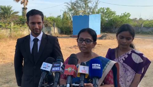 சித்துப்பாத்தி மனிதப் புதைகுழி அகழ்வின்போது  சிறிய எலும்புத் தொகுதியை அரவணைத்தவாறு காணப்பட்ட  பெரிய எலும்புத் தொகுதி!