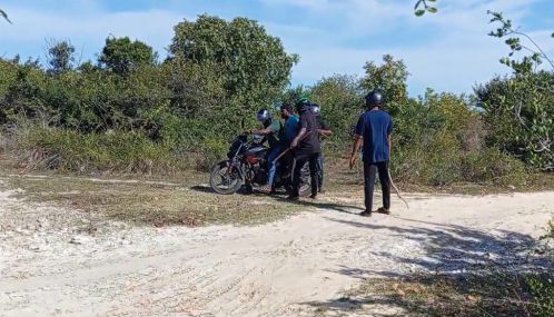 பளையில் குடும்பஸ்தர் மீது புலனாய்வாளர்களால் தாக்குதல்