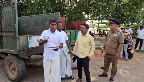 செங்கலடி ,வாழைச்சேனை பிரதேச சபை தவிசாளர்களின் வாகனங்களை தருமாறு கோரி அபிவிருத்தி  கூட்டத்திற்கு உழவு இயந்திரத்தில் வந்த தவிசாளர்கள்